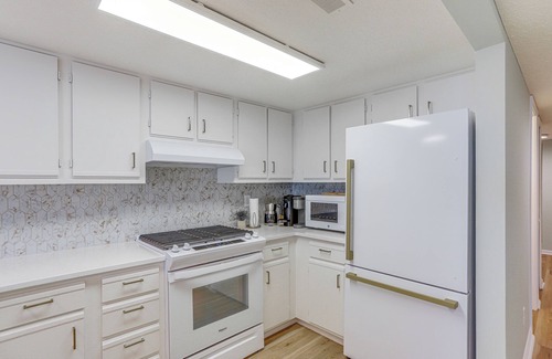 Huron Condo | Huron Condo on Lake Erie w/Balcony & Seating!