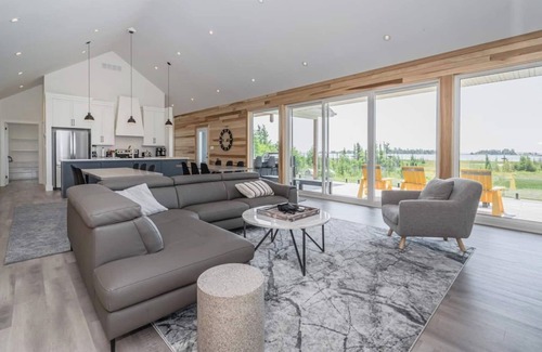 South Bruce Peninsula Cottage | Huronia Luxury: Lakefront Views & Game Room!