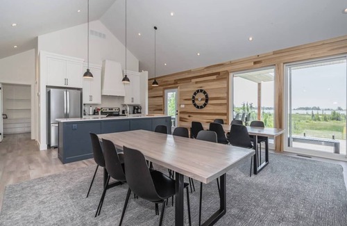 South Bruce Peninsula Cottage | Huronia Luxury: Lakefront Views & Game Room!
