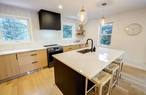 Mont-Tremblant Village House | HushHaus - 5 min to Ski- VIP Mtn Parking Pass - Luxury Linens