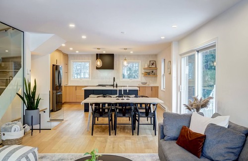 Mont-Tremblant Village House | HushHaus - 5 min to Ski- VIP Mtn Parking Pass - Luxury Linens
