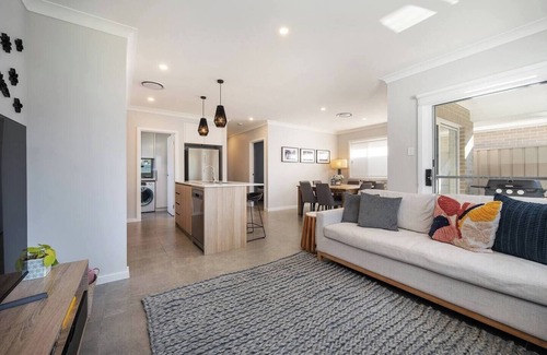 Central Mudgee Cottage | Huxley House Central Mudgee Retreat with Backyard