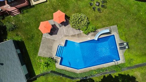 Poughkeepsie House | HV Spacious Retreat sleeps 13 with pool and hot tub