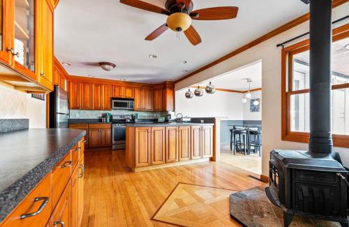 Poughkeepsie House | HV Spacious Retreat sleeps 13 with pool and hot tub