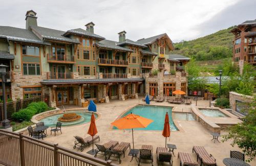 Park City House | Hyatt one bedroom, balcony, outdoor swimming pool & hot tub, firepit, walk to hiking & biking trails