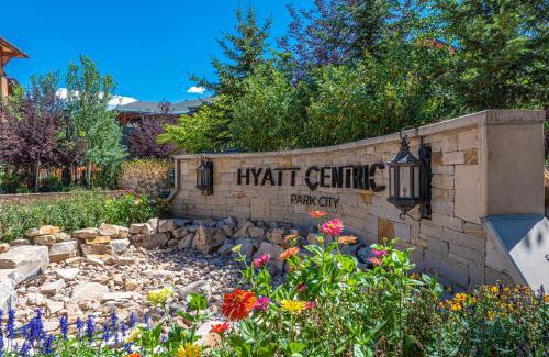 Park City House | Hyatt one bedroom, balcony, outdoor swimming pool & hot tub, firepit, walk to hiking & biking trails