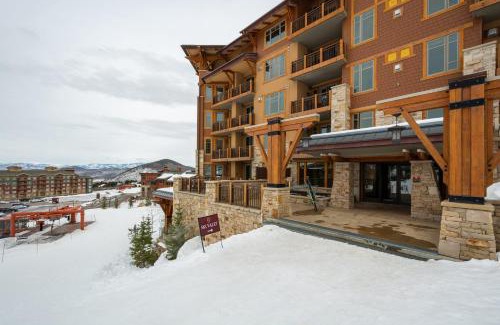 Park City House | Hyatt one bedroom, balcony, outdoor swimming pool & hot tub, firepit, walk to hiking & biking trails