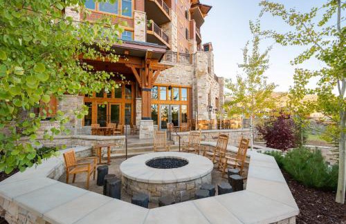 Park City House | Hyatt one bedroom, balcony, outdoor swimming pool & hot tub, firepit, walk to hiking & biking trails