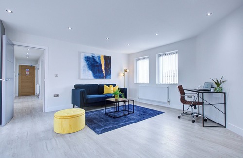 Uxbridge South Apartment | Hybrid Resi - Uxbridge | 3 Bed Apartment