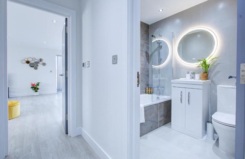 Uxbridge North Apartment | Hybrid Resi - Uxbridge with onsite car parking, near London Heathrow Airport