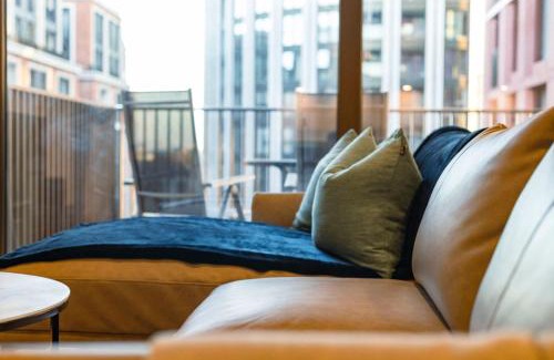 Paddington Apartment | Hyde Park Beauty 2BR 2BA Balcony