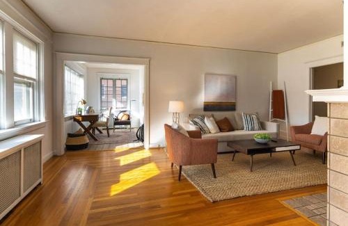 Hyde Park Apartment | Hyde Park Comfort with Office Near Everything