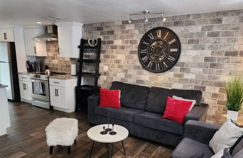 Courier City - Oscawana Apartment | Hyde Park cozy "Chic Rustic" apartment 1 Mile from downtown - Private backyard
