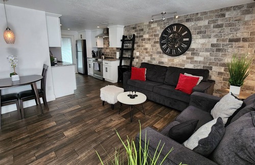 Courier City - Oscawana Apartment | Hyde Park cozy "Chic Rustic" apartment 1 Mile from downtown - Private backyard