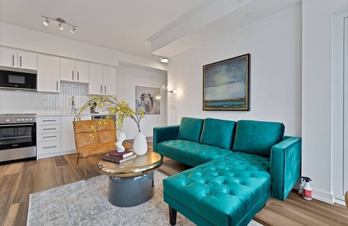 Kitchener Condo | Hydropool Spa HotTub/Bowling Alley/Patio/BBQ/Games - Gorgeous Corner Condo