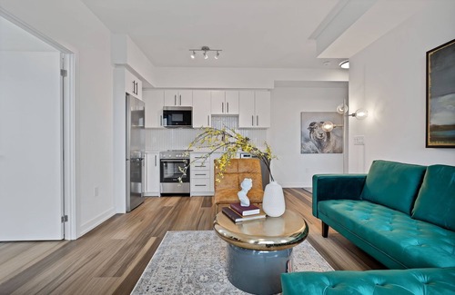 Kitchener Condo | Hydropool Spa HotTub/Bowling Alley/Patio/BBQ/Games - Gorgeous Corner Condo