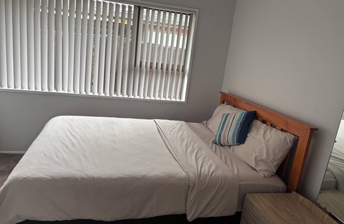 Takanini Bed & Breakfast | I bedroom with breakfast and coffee