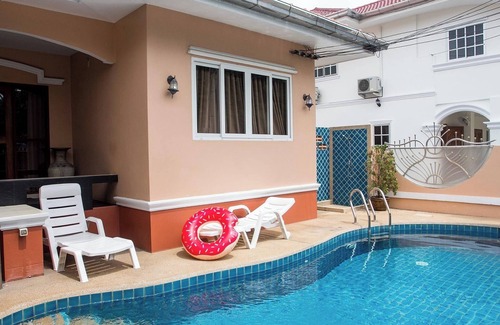 Na Kluea Villa | I-Rin poolvilla featuring its own swimming pool set in a private estate.