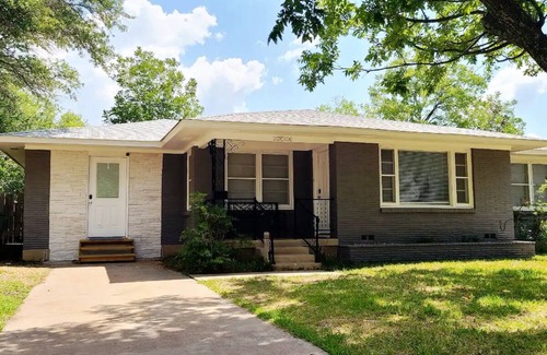 Temple House | I35 GEN Bruce Fenced Yard Near Scott and White DOGS