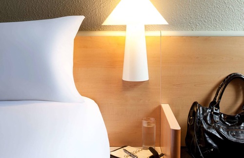 Lescar Hotel | ibis Pau Lescar