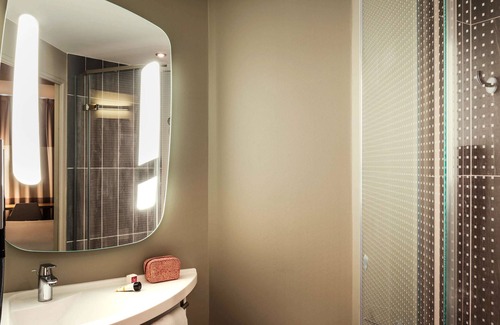 Montigny-le-Bretonneux Hotel | ibis Saint Quentin En Yvelines Velodrome