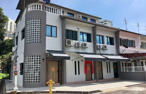 Downtown George Town House | iBook10 Deluxe Loft Suite Room by iBook Homestay