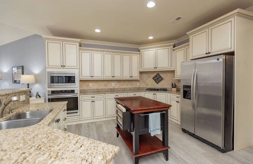 Macon House | "Icing on the Lake" Hot Tub, Theater, Gym, Fire Pit, Lily pad, Pool table!