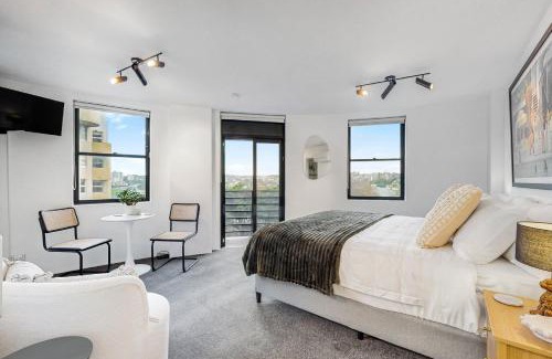 Kings Cross Apartment | Iconic Corner Apartment with King & Queen Beds