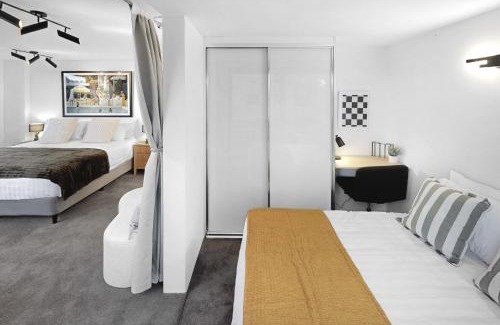 Kings Cross Apartment | Iconic Corner Apartment with King & Queen Beds