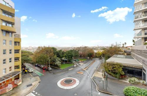 Kings Cross Apartment | Iconic Corner Apartment with King & Queen Beds
