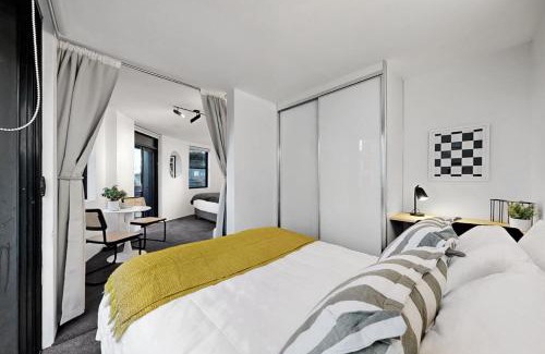 Kings Cross Apartment | Iconic Corner Apartment with King & Queen Beds
