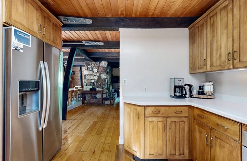Salt Lake Mountain Resorts Cabin | Iconic creekside mountain home with hot tub, fireplaces, balcony & amazing views