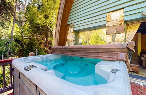 Salt Lake Mountain Resorts Cabin | Iconic creekside mountain home with hot tub, fireplaces, balcony & amazing views