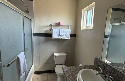 Southwest Anaheim Hotel | Iconic motel on Beach Boulevard only 5 mins from Knotts Berry Farm and Soak City