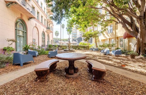 Downtown Long Beach Apartment | Iconic Sea Views, Prime Location 1 bed 1 bath walk to sea and shops