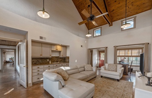 Westminster House | Iconic Texas Country Retreat