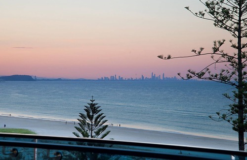 Coolangatta Apartment | Iconic Unit 704 Luxury beachfront apartment with Wi-Fi on Kirra beach in Coolangatta