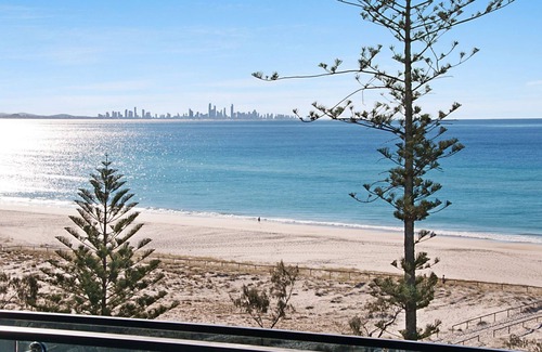 Coolangatta Apartment | Iconic Unit 704 Luxury beachfront apartment with Wi-Fi on Kirra beach in Coolangatta