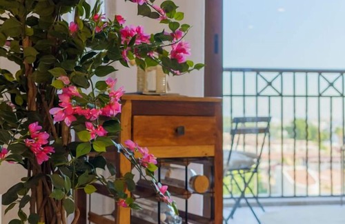 Al Sufouh 1 Apartment | Iconic Views Apt With Balcony Close to the Beach