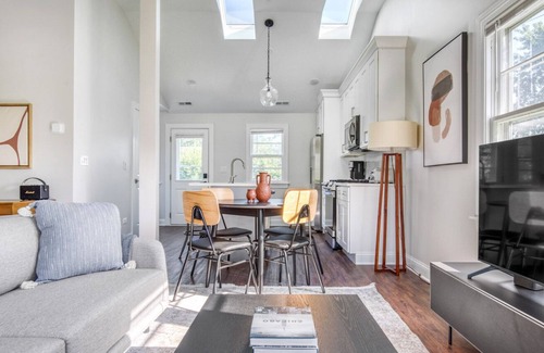 Arlington Heights Apartment | Ideal Arlington Heights 2BR House, near I-90, by Blueground
