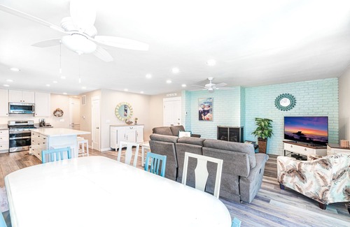 West Newport Condo | Ideal Beach House for Family Trips to the Coast! | Steps to Sand | Updated Kitchen | Sunny Patio