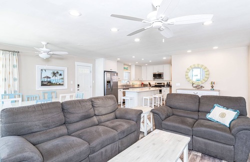 West Newport Condo | Ideal Beach House for Family Trips to the Coast! | Steps to Sand | Updated Kitchen | Sunny Patio