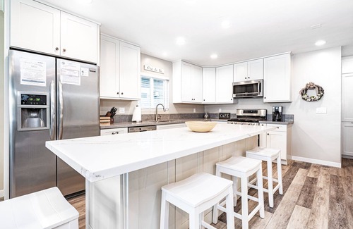 West Newport Condo | Ideal Beach House for Family Trips to the Coast! | Steps to Sand | Updated Kitchen | Sunny Patio