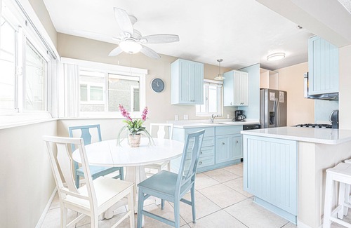 West Newport Condo | Ideal Beach House for Family Trips to the Coast! | Steps to Sand | Updated Kitchen | Sunny Balcony
