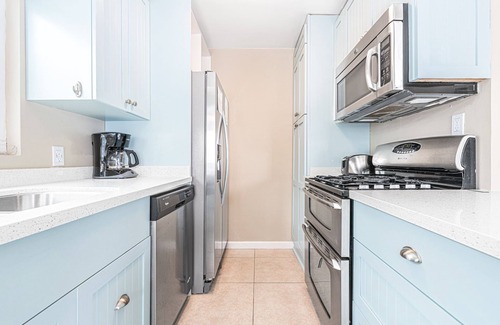 West Newport Condo | Ideal Beach House for Family Trips to the Coast! | Steps to Sand | Updated Kitchen | Sunny Balcony