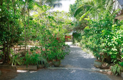 Kathaluwa House | Ideal for Groups - 7 bedrooms - sleeps 18 to 20 pax - 2 pools - two villas