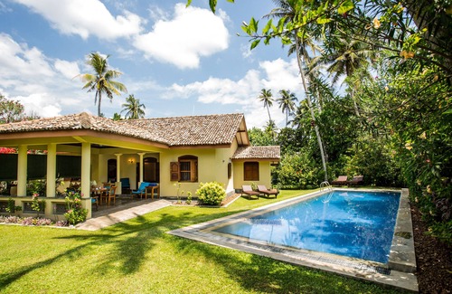 Kathaluwa House | Ideal for Groups - 7 bedrooms - sleeps 18 to 20 pax - 2 pools - two villas