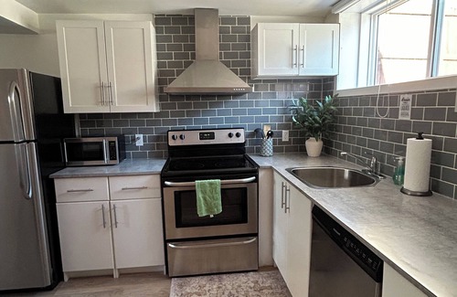 Cedarbrae House | Ideal for Groups, Sleeps 18, King Bed, Large Deck, BBQ Grill