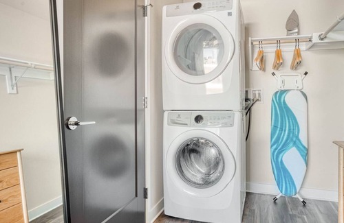 Golden Triangle Apartment | Ideal Golden Triangle 1BR w/ Pool, Gym & W/D, next to Park, by Blueground