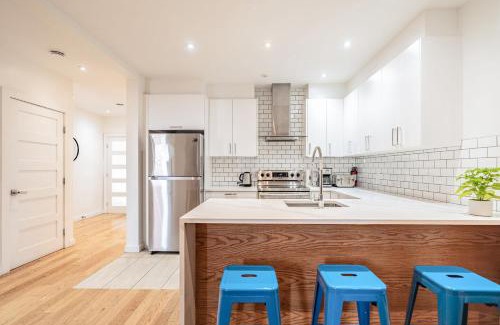 Plateau Mont Royal Apartment | Ideal Group Stay in Charming Le Plateau Near Metro